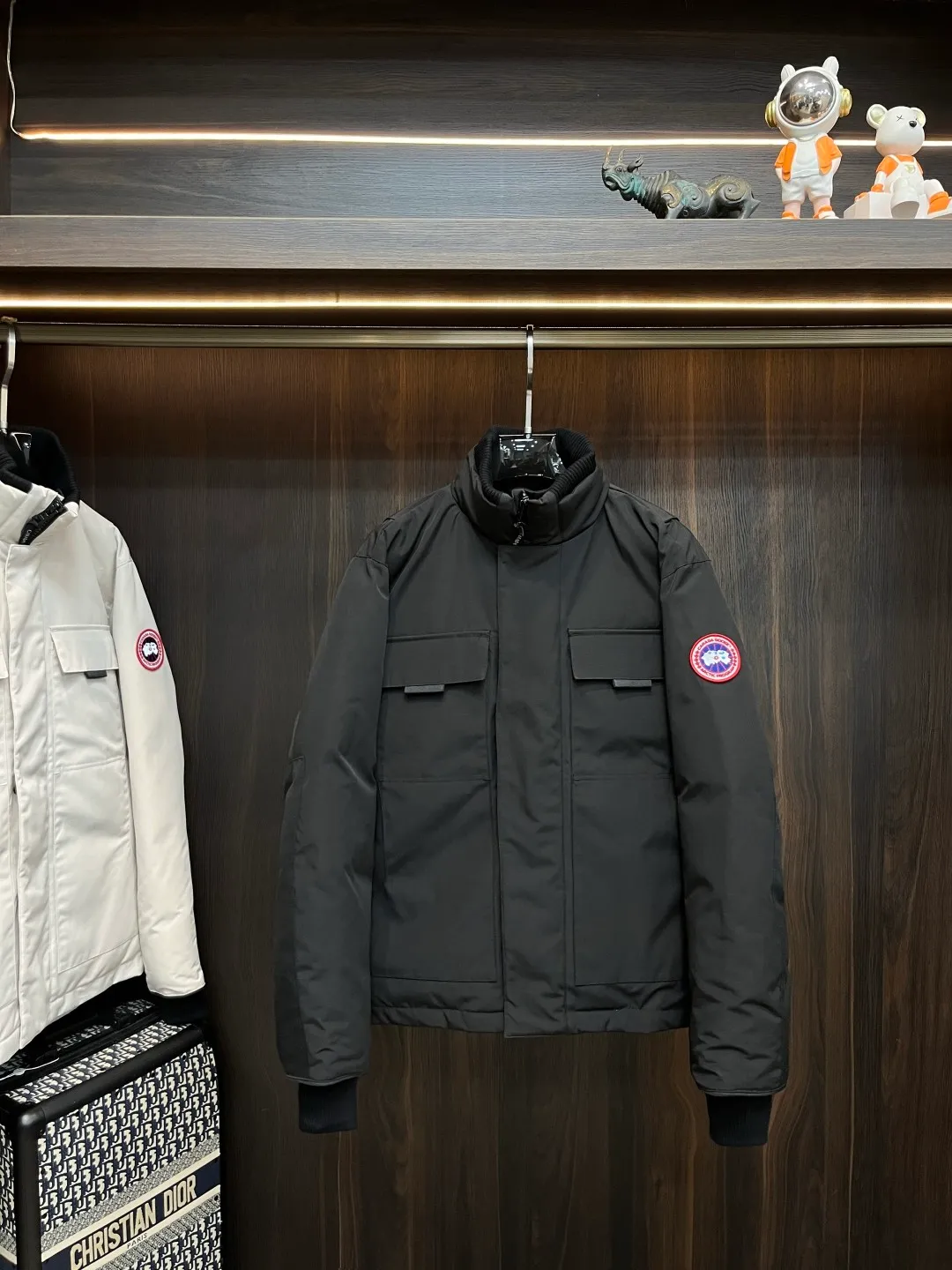 P800 counter quality Canadian Goose 24 latest fashion designer down jackets in 2025💟Big Goose’s popular stand-collar down jacket, popular down jacket, filled with 90# white goose down, every detail shows high-end craftsmanship. The design changes of structural tailoring show the diverse image changes of men. The slim fit and tailored fit meet the current popular multi-layered wear and versatile style in life! Color: Black Gray Size: XS-XXL